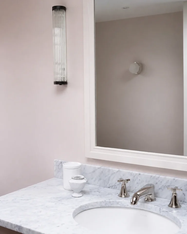 Chiswick en-suite marble vanity with basin, wall light and polished chrome taps.
