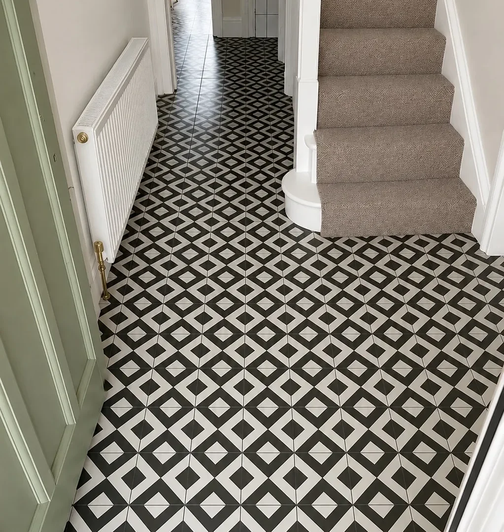 Tiled entrance hallway with geometric floor